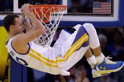 开云体育下载-制胜一传穿越整座球馆，塔图姆的助攻，让火箭在NBA中国赛写下唯一的剧本