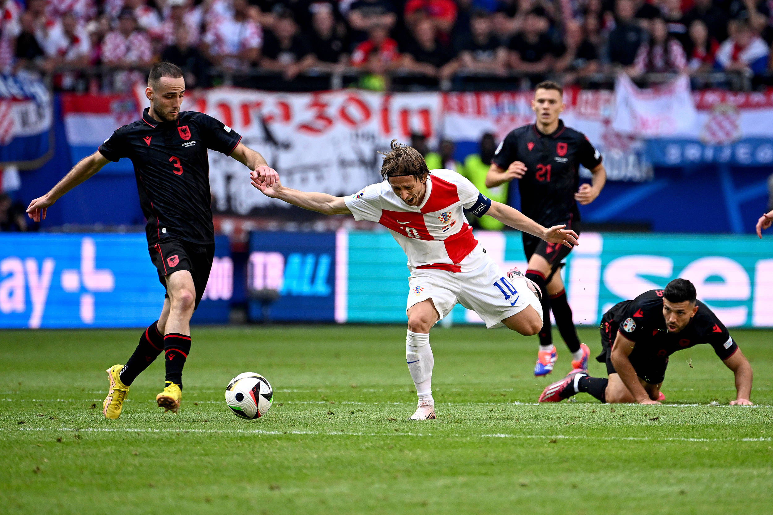 关于克罗地亚遭遇斯洛文尼亚逼平，欧洲杯预选赛悬疑的信息