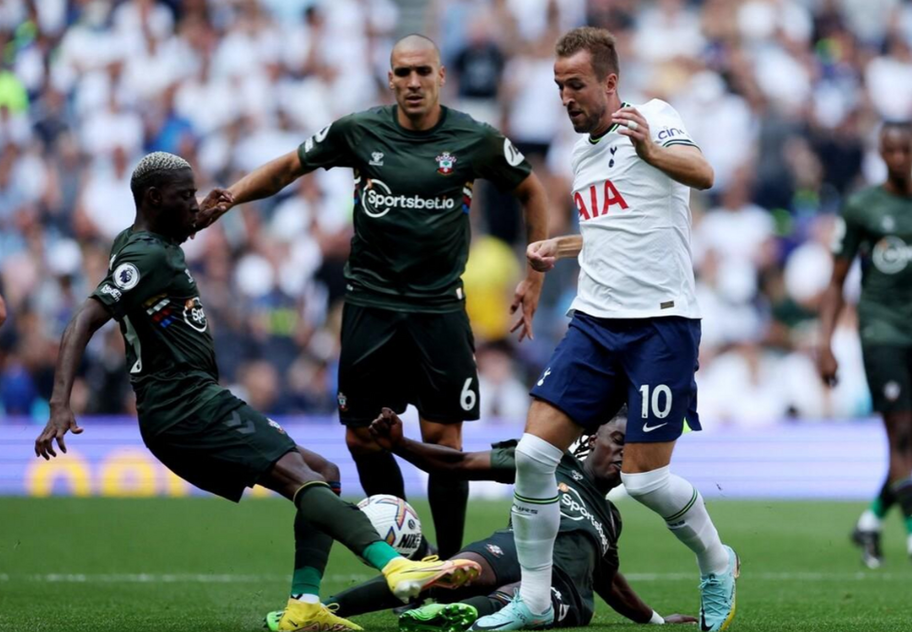 热刺逆转南安普顿，重返前四