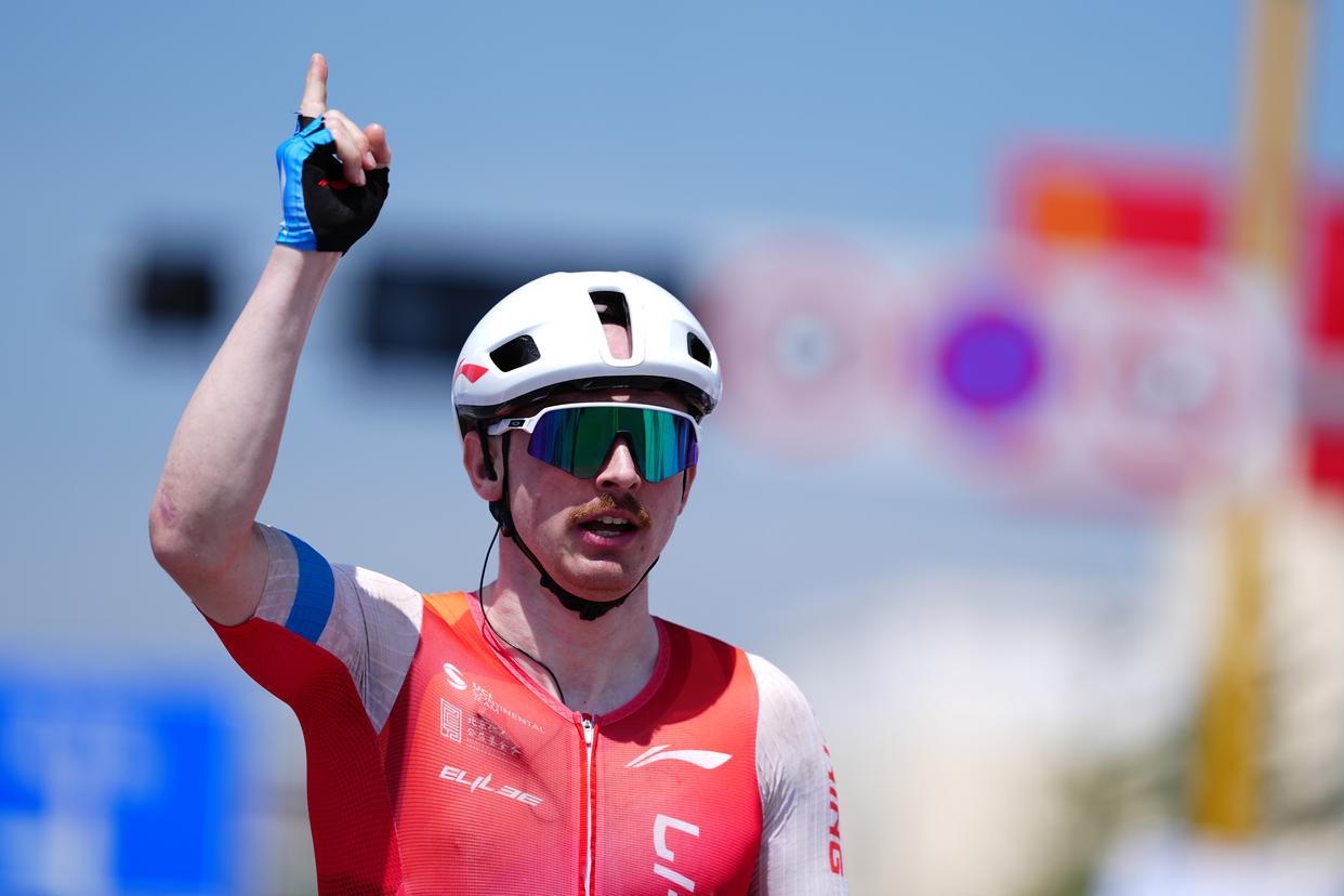 墨西哥自行车选手率先冲过终点线的简单介绍