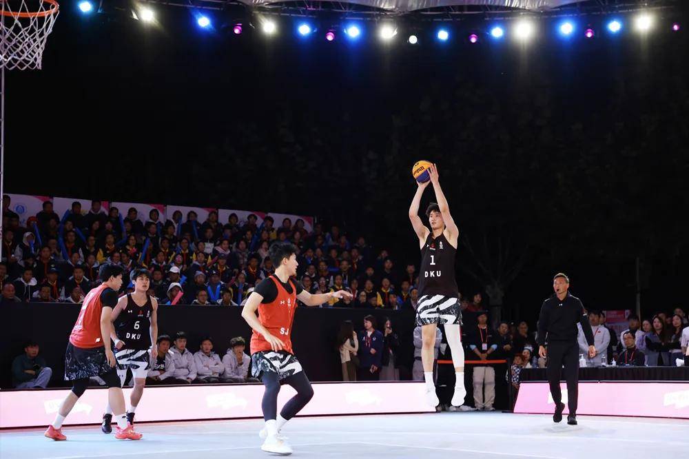 精彩纷呈的篮球赛事激发观众热情的简单介绍