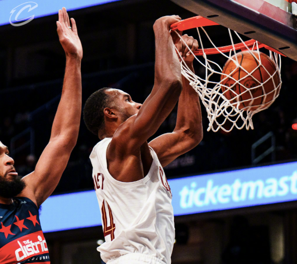 包含中国男篮翻盘奇才，萨姆·米切尔高光表现的词条