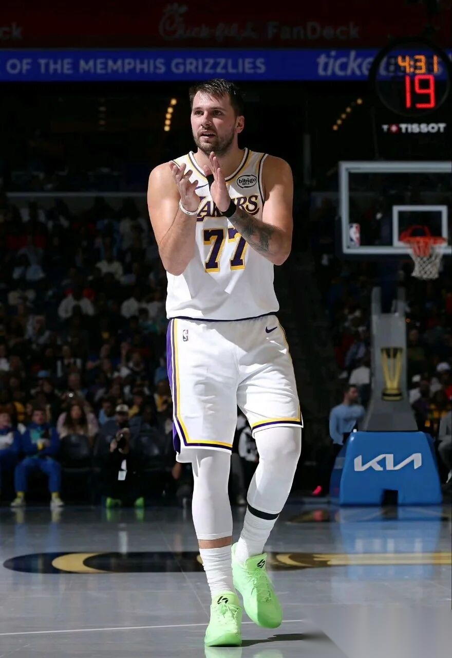 湖人B队险胜南韩男篮,莫兰特爆发神勇的简单介绍 湖人B队险胜南韩男篮,莫兰特爆发神勇的简单介绍