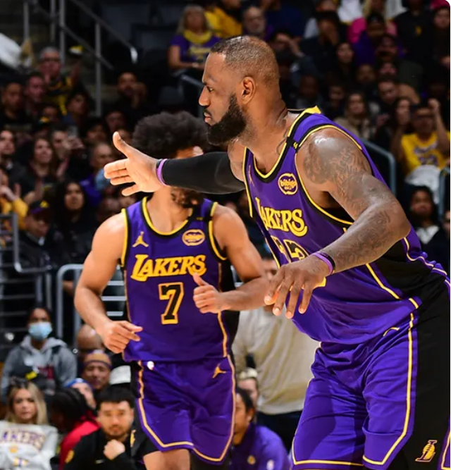 湖人B队绝杀掘金，布克一己之力扛起全队的简单介绍